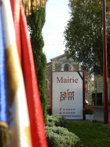 Minute de silence - Groupe Scolaire - Commune de Saint Prim (2)