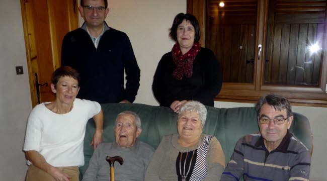 Une certaine fierté pour Didier Gerin et son équipe de remettre ce colis de Noël à Pierre Manin, doyen historique de Saint-Prim.