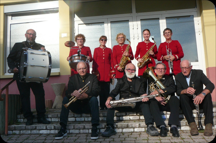 la fanfare assis devant un batiment