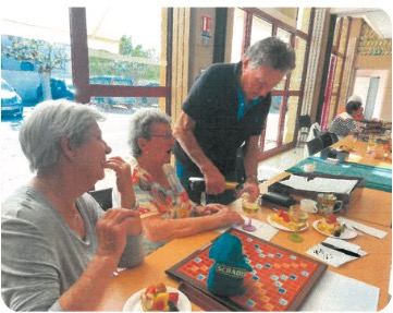 Des adhérents jouent et dégustent un gouter