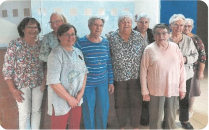 Les personnes du bureau du club automne de la vie